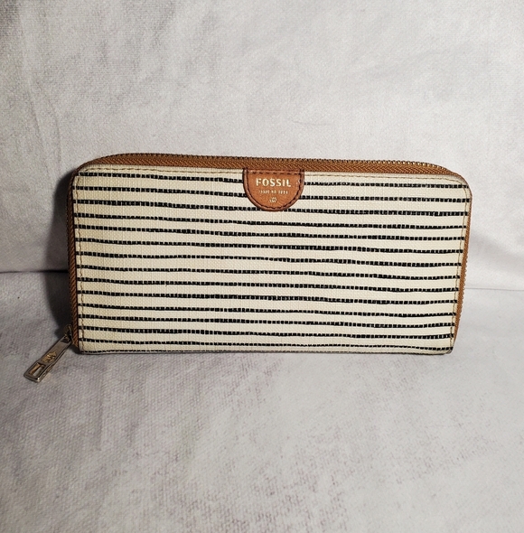 Fossil Wallet Stripped Zipper Closure - Picture 1 of 11